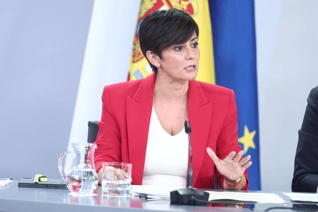 The Government Agrees to Provide Protection Against Evictions Through 2030 and Ban Purchases by Vulture Funds Through 2028 The Minister of Housing and Urban Agenda, Isabel Rodríguez, during the press conference following the Council of Ministers meeting on September 29, 2026, in Madrid, Spain. On Tuesday, the government approved two royal decrees on housing during the Council of Ministers meeting, which include extending protection against evictions through 2030, regulating seasonal rentals and room rentals, banning purchases by vulture funds through 2028, and extending by two years the existing contracts that expire before December 31, 2028, among other issues. SEPTEMBER 29, 2026, Madrid, Spain  Copyright: xEduardoxParrax 7808094