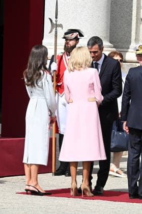 The King and Queen welcome the President of the French Republic, Emmanuel Macron, and the First Lady with full honors. Queen Letizia and First Lady Brigitte Macron greet Prime Minister Pedro Sánchez during the reception with full honors at the Royal Palace on September 29, 2026, in Madrid, Spain. This state visit will serve to highlight and strengthen the ties and bilateral relations between the two countries. ROYALTY José Madrid Madrid Spain  Copyright: xJosÃ xOlivax 7808147