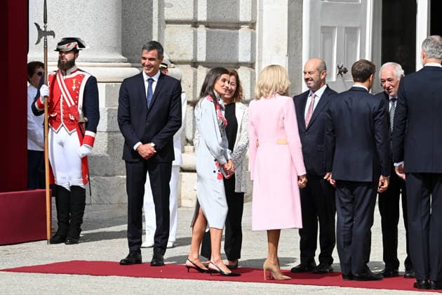 The King and Queen receive the President of the French Republic, Emmanuel Macron, and the First Lady with full honors. Queen Letizia, the First Lady, and Brigitte Macron greet Prime Minister Pedro Sánchez, and Senate President Pedro Rollán during the reception held with full honors at the Royal Palace on September 29, 2026, in Madrid, Spain. This state visit will serve to highlight and strengthen the ties and bilateral relations between the two countries. ROYALTY José Madrid Madrid Spain  Copyright: xJosÃ xOlivax 7808152