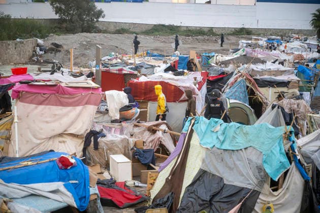Dozens of migrants from Benítez Beach in Ceuta, evicted today, decide to voluntarily return to Morocco Police evict migrants from Benítez Beach on September 29, 2026, in Ceuta, Spain. Dozens of Moroccan migrants who had been staying in the settlements on Benítez Beach in Ceuta have decided to voluntarily return to Morocco after being informed that they could choose this option, during the operation carried out to transfer residents in the area to the facilities of the Temporary Care Center for Foreigners (CATE), to register them. September 29, 2026, Ceuta, Ceuta, Spain  Copyright: xMarcosxMorenox 7808167