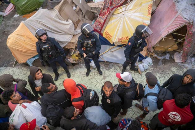 Dozens of migrants from Benítez Beach in Ceuta, evicted today, decide to voluntarily return to Morocco Police evict migrants from Benítez Beach on September 29, 2026, in Ceuta, Spain. Dozens of Moroccan migrants who had been staying in the settlements on Benítez Beach in Ceuta have decided to voluntarily return to Morocco after being informed that they could choose this option, during the operation carried out to transfer residents in the area to the facilities of the Temporary Care Center for Foreigners (CATE), to register them. September 29, 2026, Ceuta, Ceuta, Spain  Copyright: xMarcosxMorenox 7808168