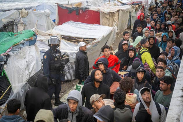 Dozens of migrants from Benítez Beach in Ceuta, evicted today, decide to voluntarily return to Morocco Police evict migrants from Benítez Beach on September 29, 2026, in Ceuta, Spain. Dozens of Moroccan migrants who had been staying in the settlements on Benítez Beach in Ceuta have decided to voluntarily return to Morocco after being informed that they could choose this option, during the operation carried out to transfer residents in the area to the facilities of the Temporary Care Center for Foreigners (CATE), to register them. September 29, 2026, Ceuta, Ceuta, Spain  Copyright: xMarcosxMorenox 7808169