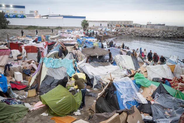 Dozens of migrants from Benítez Beach in Ceuta, evicted today, decide to voluntarily return to Morocco Police evict migrants from Benítez Beach on September 29, 2026, in Ceuta, Spain. Dozens of Moroccan migrants who had been staying in the settlements on Benítez Beach in Ceuta have decided to voluntarily return to Morocco after being informed that they could choose this option, during the operation carried out to transfer residents in the area to the facilities of the Temporary Care Center for Foreigners (CATE), to register them. September 29, 2026, Ceuta, Ceuta, Spain  Copyright: xMarcosxMorenox 7808170