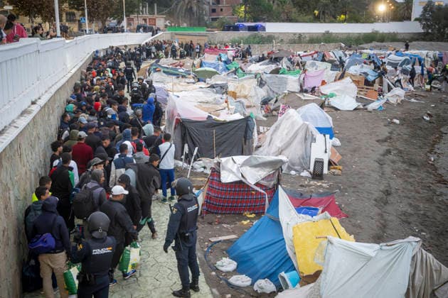 Dozens of migrants from Benítez Beach in Ceuta, evicted today, decide to voluntarily return to Morocco Police evict migrants from Benítez Beach on September 29, 2026, in Ceuta, Spain. Dozens of Moroccan migrants who had been staying in the settlements on Benítez Beach in Ceuta have decided to voluntarily return to Morocco after being informed that they could choose this option, during the operation carried out to transfer residents in the area to the facilities of the Temporary Care Center for Foreigners (CATE), to register them. September 29, 2026, Ceuta, Ceuta, Spain  Copyright: xMarcosxMorenox 7808172