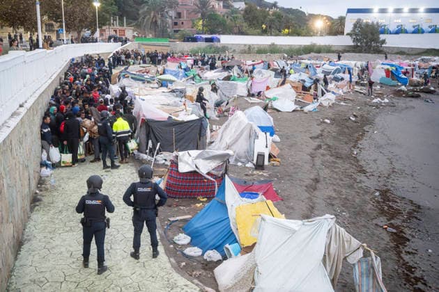 Dozens of migrants from Benítez Beach in Ceuta, evicted today, decide to voluntarily return to Morocco Police evict migrants from Benítez Beach on September 29, 2026, in Ceuta, Spain. Dozens of Moroccan migrants who had been staying in the settlements on Benítez Beach in Ceuta have decided to voluntarily return to Morocco after being informed that they could choose this option, during the operation carried out to transfer residents in the area to the facilities of the Temporary Care Center for Foreigners (CATE), to register them. September 29, 2026, Ceuta, Ceuta, Spain  Copyright: xMarcosxMorenox 7808174
