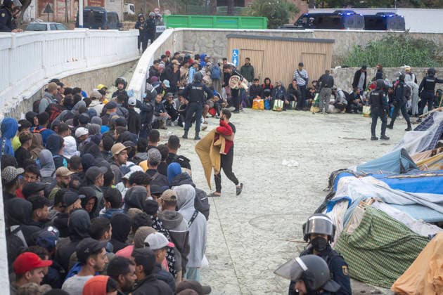 Dozens of migrants from Benítez Beach in Ceuta, evicted today, decide to voluntarily return to Morocco Police evict migrants from Benítez Beach on September 29, 2026, in Ceuta, Spain. Dozens of Moroccan migrants who had been staying in the settlements on Benítez Beach in Ceuta have decided to voluntarily return to Morocco after being informed that they could choose this option, during the operation carried out to transfer residents in the area to the facilities of the Temporary Care Center for Foreigners (CATE), to register them. September 29, 2026, Ceuta, Ceuta, Spain  Copyright: xMarcosxMorenox 7808175