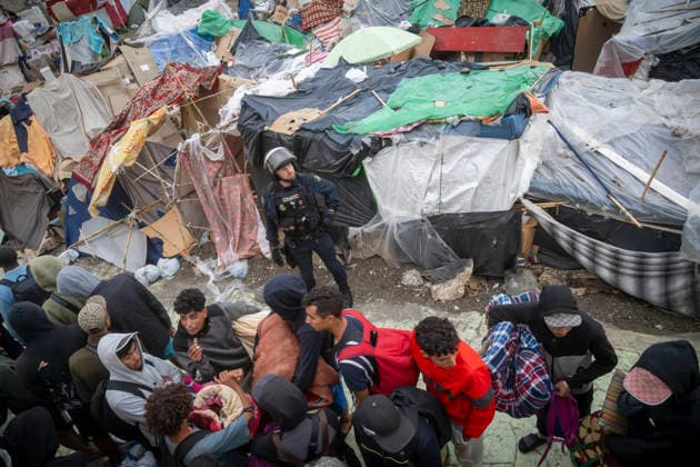 Dozens of migrants from Benítez Beach in Ceuta, evicted today, decide to voluntarily return to Morocco Police evict migrants from Benítez Beach on September 29, 2026, in Ceuta, Spain. Dozens of Moroccan migrants who had been staying in the settlements on Benítez Beach in Ceuta have decided to voluntarily return to Morocco after being informed that they could choose this option, during the operation carried out to transfer residents in the area to the facilities of the Temporary Care Center for Foreigners (CATE), to register them. September 29, 2026, Ceuta, Ceuta, Spain  Copyright: xMarcosxMorenox 7808176
