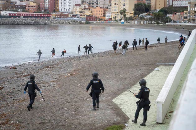 Dozens of migrants from Benítez Beach in Ceuta, evicted today, decide to voluntarily return to Morocco Police evict migrants from Benítez Beach on September 29, 2026, in Ceuta, Spain. Dozens of Moroccan migrants who had been staying in the settlements on Benítez Beach in Ceuta have decided to voluntarily return to Morocco after being informed that they could choose this option, during the operation carried out to transfer residents in the area to the facilities of the Temporary Care Center for Foreigners (CATE), to register them. September 29, 2026, Ceuta, Ceuta, Spain  Copyright: xMarcosxMorenox 7808177