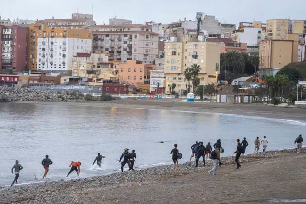 Dozens of migrants from Benítez Beach in Ceuta, evicted today, decide to voluntarily return to Morocco Police evict migrants from Benítez Beach on September 29, 2026, in Ceuta, Spain. Dozens of Moroccan migrants who had been staying in the settlements on Benítez Beach in Ceuta have decided to voluntarily return to Morocco after being informed that they could choose this option, during the operation carried out to transfer residents in the area to the facilities of the Temporary Care Center for Foreigners (CATE), to register them. September 29, 2026, Ceuta, Ceuta, Spain  Copyright: xMarcosxMorenox 7808178