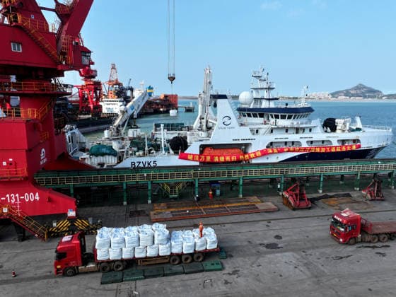 Antarctic Long-distance Fishing Vessel The SHEN LAN Antarctic ocean fishing vessel was unloaded with Antarctic krill powder at the Dongliang Port in Lianyungang, Jiangsu Province, China on September 29, 2026. Lianyungang Jiangsu China  Copyright: xCFOTOx i1790711249247