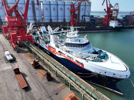 Antarctic Long-distance Fishing Vessel The SHEN LAN Antarctic ocean fishing vessel was unloaded with Antarctic krill powder at the Dongliang Port in Lianyungang, Jiangsu Province, China on September 29, 2026. Lianyungang Jiangsu China  Copyright: xCFOTOx i1790711249549