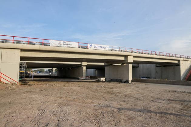 Record Construction Time for Four New Bridges at the Herne Highway Interchange: Rapid Construction Method Press Conference by Autobahn GmbH Record Construction Time: The construction of the bridges using prefabricated components marked a first in Germany. Together, the four new bridges form the central structure at the Herne Interchange, photographed here from the south si