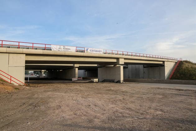 Record Construction Time for Four New Bridges at the Herne Highway Interchange: Rapid Construction Method Press Conference by Autobahn GmbH Record Construction Time: The construction of the bridges using prefabricated components marked a first in Germany. Together, the four new bridges form the central structure at the Herne Interchange, photographed here from the south si