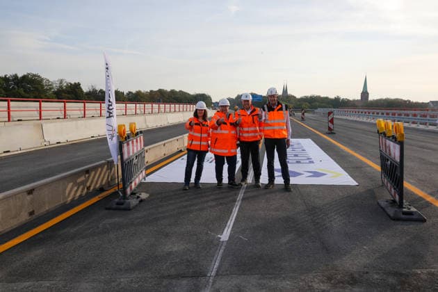 Record construction time for four new bridges at the Herne highway interchange; rapid construction method; press conference hosted by Autobahn GmbH; record construction time; a first in Germany was the cons