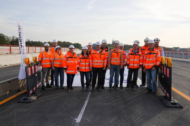 Record construction time for four new bridges at the Herne highway interchange; rapid construction method; press conference held by Autobahn GmbH; record construction time; German premiere: the construction of the bridges using prefabricated components; barriers; employees of the construction company Brückenbau Echterhoff immediately before the opening; Herne, North Rhine-Westphalia, DEU, Germany,