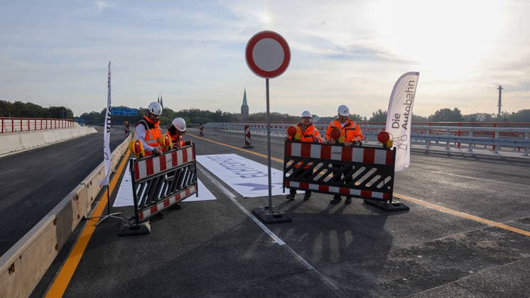 Record construction time for four new bridges at the Herne Highway Interchange; rapid construction method; press conference hosted by Autobahn GmbH; record construction time; a first in Germany was the cons