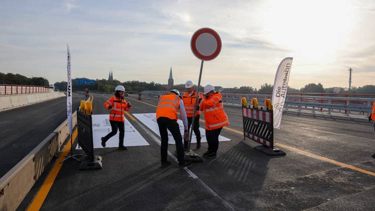 Record construction time for four new bridges at the Herne Highway Interchange; rapid construction method; press conference hosted by Autobahn GmbH; record construction time; a first in Germany was the cons