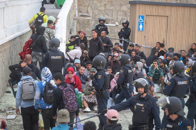 Dozens of migrants from Benítez Beach in Ceuta, who were evicted today, decide to voluntarily return to Morocco Police evict migrants from Benítez Beach on September 29, 2026, in Ceuta, Spain. Dozens of Moroccan migrants who had been staying in the settlements on Benítez Beach in Ceuta have decided to voluntarily return to Morocco after being informed that this option was available to them, during the operation carried out to transfer residents in the area to the facilities of the Temporary Care Center for Foreigners (CATE), to register them. September 29, 2026, Ceuta, Spain  Copyright: xMarcosxMorenox 7808233