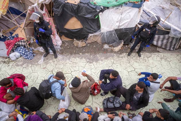 Dozens of migrants from Benítez Beach in Ceuta, who were evicted today, decide to voluntarily return to Morocco Police evict migrants from Benítez Beach on September 29, 2026, in Ceuta, Spain. Dozens of Moroccan migrants who had been staying in the settlements on Benítez Beach in Ceuta have decided to voluntarily return to Morocco after being informed that this option was available to them, during the operation carried out to transfer residents in the area to the facilities of the Temporary Care Center for Foreigners (CATE), to register them. September 29, 2026, Ceuta, Spain  Copyright: xMarcosxMorenox 7808234
