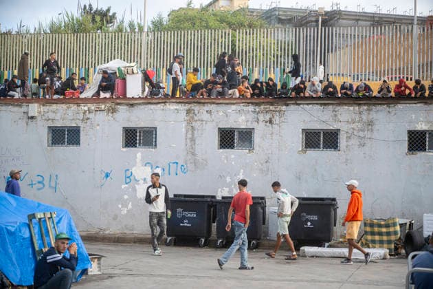 Dozens of migrants from Benítez Beach in Ceuta, who were evicted today, decide to voluntarily return to Morocco Police evict migrants from Benítez Beach on September 29, 2026, in Ceuta, Spain. Dozens of Moroccan migrants who had been staying in the settlements on Benítez Beach in Ceuta have decided to voluntarily return to Morocco after being informed that this option was available to them, during the operation carried out to transfer residents in the area to the facilities of the Temporary Care Center for Foreigners (CATE), to register them. September 29, 2026, Ceuta, Spain  Copyright: xMarcosxMorenox 7808235