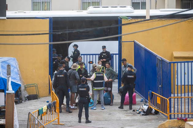 Dozens of migrants from Benítez Beach in Ceuta, who were evicted today, decide to voluntarily return to Morocco Police evict migrants from Benítez Beach on September 29, 2026, in Ceuta, Spain. Dozens of Moroccan migrants who were staying in the settlements on Benítez Beach in Ceuta have decided to voluntarily return to Morocco after being informed that they are eligible for this option, during the operation carried out to transfer residents in the area to the facilities of the Temporary Care Center for Foreigners (CATE), to register them. September 29, 2026, Ceuta, Spain  Copyright: xMarcosxMorenox 7808237