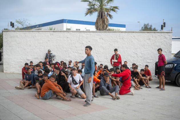 Dozens of migrants from Benítez Beach in Ceuta, who were evicted today, decide to voluntarily return to Morocco Police evict migrants from Benítez Beach on September 29, 2026, in Ceuta, Spain. Dozens of Moroccan migrants who were staying in the settlements on Benítez Beach in Ceuta have decided to voluntarily return to Morocco after being informed that they are eligible for this option, during the operation carried out to transfer residents in the area to the facilities of the Temporary Care Center for Foreigners (CATE), to register them. September 29, 2026, Ceuta, Spain  Copyright: xMarcosxMorenox 7808240