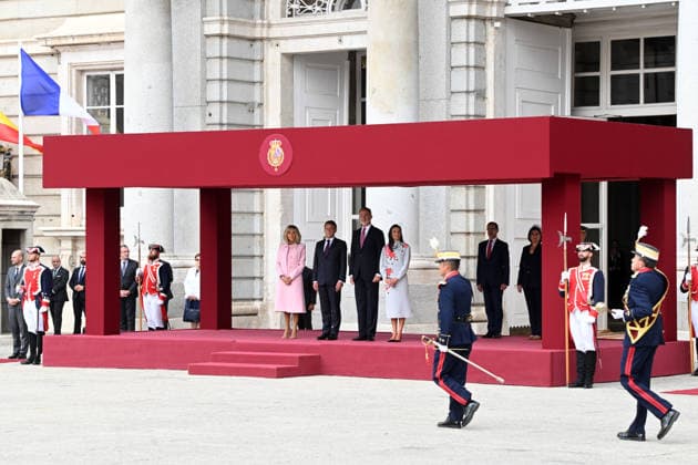 The King and Queen welcome with honors the President of the French Republic, Emmanuel Macron, and First Lady Brigitte Macron. Emmanuel Macron, King Felipe VI, and Queen Letizia during the reception with honors at the Royal Palace on September 29, 2026, in Madrid, Spain. This state visit will serve to highlight and strengthen the ties and bilateral relations between the two countries. ROYALTY José Madrid Madrid Spain  Copyright: xJosÃ xOlivax 7808223