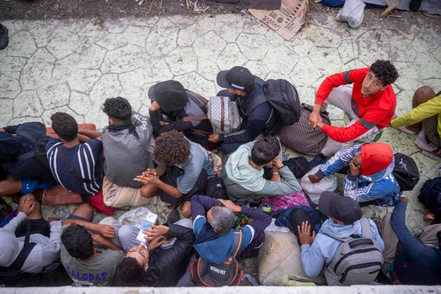 Dozens of migrants from Benítez Beach in Ceuta, evicted today, decide to voluntarily return to Morocco Police evict migrants from Benítez Beach on September 29, 2026, in Ceuta, Spain. Dozens of Moroccan migrants who had been staying in the settlements on Benítez Beach in Ceuta have decided to voluntarily return to Morocco after being informed that this option was available to them, during the operation carried out to transfer residents in the area to the facilities of the Temporary Care Center for Foreigners (CATE), to register them. September 29, 2026, Ceuta, Spain  Copyright: xMarcosxMorenox 7808231