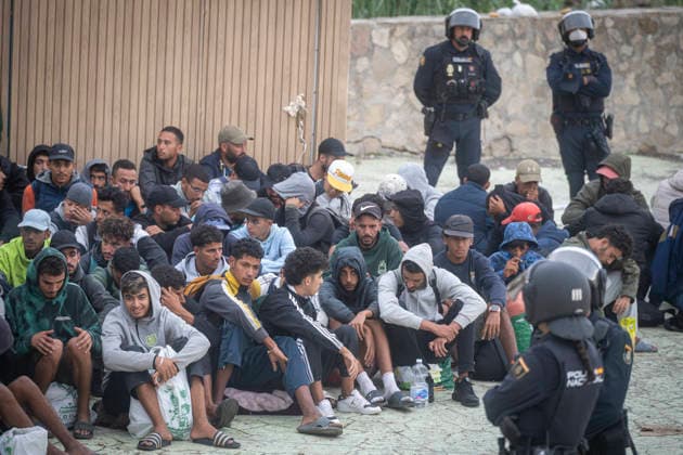 Dozens of migrants from Benítez Beach in Ceuta, evicted today, decide to voluntarily return to Morocco Police evict migrants from Benítez Beach on September 29, 2026, in Ceuta, Spain. Dozens of Moroccan migrants who had been staying in the settlements on Benítez Beach in Ceuta have decided to voluntarily return to Morocco after being informed that this option was available to them, during the operation carried out to transfer residents in the area to the facilities of the Temporary Care Center for Foreigners (CATE), to register them. September 29, 2026, Ceuta, Spain  Copyright: xMarcosxMorenox 7808232