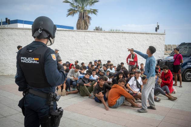 Dozens of migrants from Benítez Beach in Ceuta, evicted today, decide to voluntarily return to Morocco Police evict migrants from Benítez Beach on September 29, 2026, in Ceuta, Spain. Dozens of Moroccan migrants who had been staying in the settlements on Benítez Beach in Ceuta have decided to voluntarily return to Morocco after being informed that this option was available to them, during the operation carried out to transfer residents in the area to the facilities of the Temporary Care Center for Foreigners (CATE), to register them. September 29, 2026, Ceuta, Spain  Copyright: xMarcosxMorenox 7808241