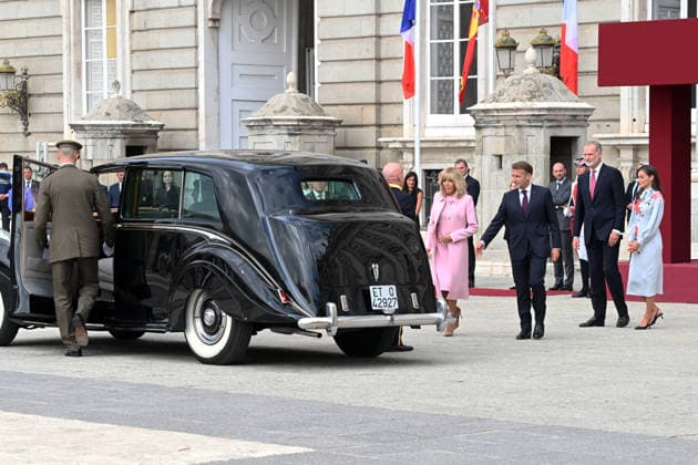 The King and Queen welcome the President of the French Republic, Emmanuel Macron, and First Lady Brigitte Macron with full honors. Emmanuel Macron, King Felipe VI, and Queen Letizia pose for the media during the reception with full honors at the Royal Palace on September 29, 2026, in Madrid, Spain. This state visit will serve to highlight and strengthen the ties and bilateral relations between the two countries. ROYALTY José Madrid Madrid Spain  Copyright: xJosÃ xOlivax 7808264
