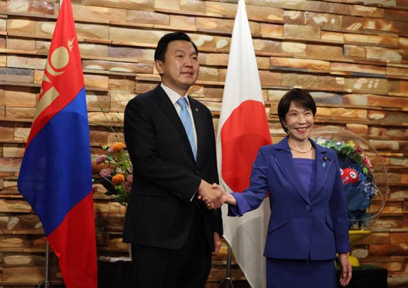 September 29, 2026, Tokyo, Japan: Mongolia s Prime Minister Nyam-Osoryn Uchral shakes hands with Japan s Prime Minister Sanae Takaichi in Tokyo, Japan. Tokyo Japan  - ZUMAz114 20260929_zih_z114_006 Copyright: xPOOLx