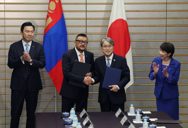 September 29, 2026, Tokyo, Japan: Mongolia s Prime Minister Nyam-Osoryn Uchral and Japan s Prime Minister Sanae Takaichi applaud as Mongolia s Finance Minister Zagdjav Mendsaikhan and Japan s Ambassador to Mongolia Masaru Igawahara exchange documents in Tokyo, Japan. Tokyo Japan - ZUMAz114 20260929_zih_z114_001 Copyright: xPOOLx