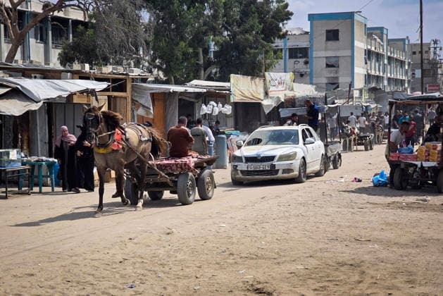 Palestinians Use Animal-Drawn Carts Amid Gaza Transport Crisis Palestinians ride animal-drawn carts to transport people and goods in Khan Younis, in the southern Gaza Strip, on September 29, 2026, amid a severe transportation crisis. Many vehicles were damaged during the war, while shortages of fuel, spare parts, oils and lubricants have forced more vehicles out of service, prompting residents to rely on basic forms of transport. Photo by Tariq Mohammad APA Images Khan Yunis Gaza Strip Palestinian Territory 290926_Khan_Yunis_TM_00(16) Copyright: xapaimagesxTariqxMohammad xapaimagesx