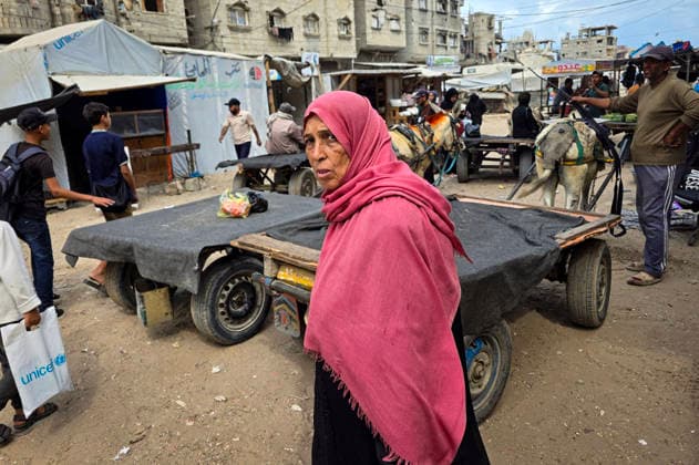 Palestinians Use Animal-Drawn Carts Amid Gaza Transport Crisis Palestinians ride animal-drawn carts to transport people and goods in Khan Younis, in the southern Gaza Strip, on September 29, 2026, amid a severe transportation crisis. Many vehicles were damaged during the war, while shortages of fuel, spare parts, oils and lubricants have forced more vehicles out of service, prompting residents to rely on basic forms of transport. Photo by Tariq Mohammad APA Images Khan Yunis Gaza Strip Palestinian Territory 290926_Khan_Yunis_TM_00(2) Copyright: xapaimagesxTariqxMohammad xapaimagesx