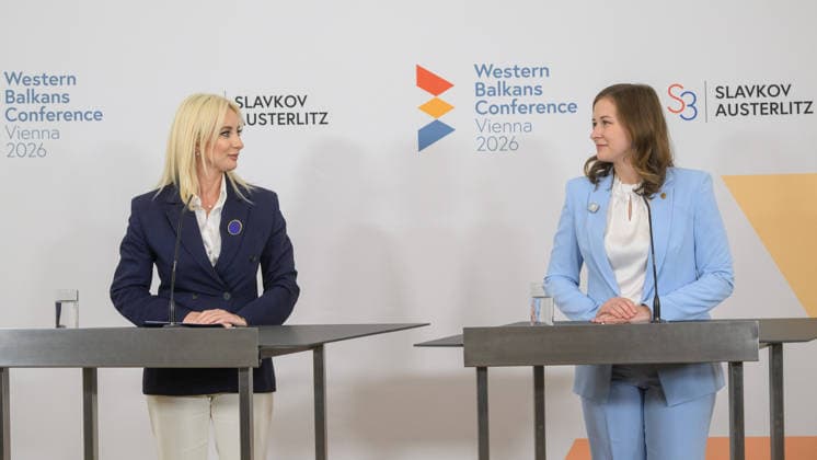 Â - Wien 29.09.2026 - Die Europaministerin lädt im Rahmen des österreichischen Vorsitzes im Slavkov-Format ihre Amtskolleginnen und Amtskollegen der Slavkov-Gruppe sowie der sechs Westbalkan-Staaten zu einer Konferenz ins Bundeskanzleramt ein. Pressekonferenz der Ministsterin mit der Ministerin für europäische Angelegenheiten von Montenegro. PHOTO: Ministerin für europäische Angelegenheiten Maida Gorcevic (Montenegro) und Kanzlerantministerin für Integration, Familie, Jugend und EU-Agenden Claudia Bauer (ÖVP) Austria s Europe Minister hosts a conference at the Federal Chancellery, bringing together ministers from the Slavkov Group and the six Western Balkan states as part of Austria s Slavkov Format presidency. Balkan, Konfere 