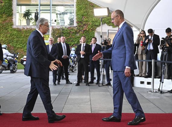 Kazakh President Kassym-Jomart Tokayev in Germany BERLIN, GERMANY - SEPTEMBER 29: German Chancellor Friedrich Merz (R) welcomes Kazakh President Kassym-Jomart Tokayev (L) at the Federal Chancellery during an official visit in Berlin, Germany on September 29, 2026. Halil Sagirkaya Anadolu Berlin Germany. Editorial use only. Please get in touch for any other usage.  Copyright: x2026xAnadoluxHalilxSagirkayax