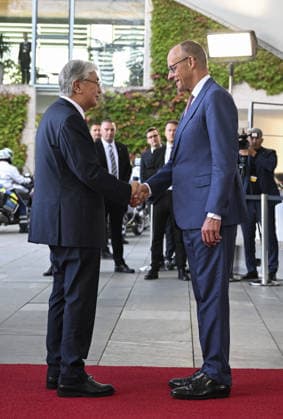 Kazakh President Kassym-Jomart Tokayev in Germany BERLIN, GERMANY - SEPTEMBER 29: German Chancellor Friedrich Merz (R) welcomes Kazakh President Kassym-Jomart Tokayev (L) at the Federal Chancellery during an official visit in Berlin, Germany on September 29, 2026. Halil Sagirkaya Anadolu Berlin Germany. Editorial use only. Please get in touch for any other usage.  Copyright: x2026xAnadoluxHalilxSagirkayax