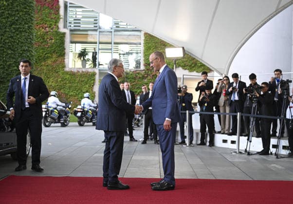 Kazakh President Kassym-Jomart Tokayev in Germany BERLIN, GERMANY - SEPTEMBER 29: German Chancellor Friedrich Merz (R) welcomes Kazakh President Kassym-Jomart Tokayev (L) at the Federal Chancellery during an official visit in Berlin, Germany on September 29, 2026. Halil Sagirkaya Anadolu Berlin Germany. Editorial use only. Please get in touch for any other usage.  Copyright: x2026xAnadoluxHalilxSagirkayax
