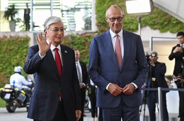 Kazakh President Kassym-Jomart Tokayev in Germany BERLIN, GERMANY - SEPTEMBER 29: German Chancellor Friedrich Merz (R) welcomes Kazakh President Kassym-Jomart Tokayev (L) at the Federal Chancellery during an official visit in Berlin, Germany on September 29, 2026. Halil Sagirkaya Anadolu Berlin Germany. Editorial use only. Please get in touch for any other usage.  Copyright: x2026xAnadoluxHalilxSagirkayax