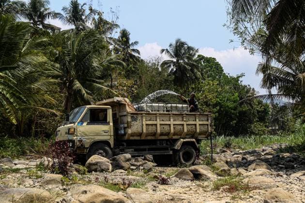 September 29, 2026, Kulon Progo, Indonesia: KULON PROGO, YOGYAKARTA, INDONESIA, SEPTEMBER 29, 2026: Residents pump water from the bottom of the Sawah Aking River into a truck-mounted tank in Pengasih, Kulon Progo, amid prolonged dry conditions. The Kulon Progo Regional Disaster Management Agency (BPBD) has extended its drought emergency alert through December 31, as authorities prepare for continued water shortages in affected communities. Kulon Progo Indonesia - ZUMAq101 20260929_zna_q101_061 Copyright: xIlhamxNurxArifinx
