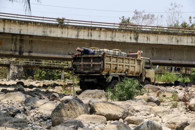 September 29, 2026, Kulon Progo, Indonesia: KULON PROGO, YOGYAKARTA, INDONESIA, SEPTEMBER 29, 2026: Residents pump water from the bottom of the Sawah Aking River into a truck-mounted tank in Pengasih, Kulon Progo, amid prolonged dry conditions. The Kulon Progo Regional Disaster Management Agency (BPBD) has extended its drought emergency alert through December 31, as authorities prepare for continued water shortages in affected communities. Kulon Progo Indonesia - ZUMAq101 20260929_zna_q101_064 Copyright: xIlhamxNurxArifinx