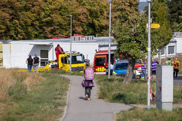 Emergency vehicle crashes into school container in Kreuzerfeld, Rottenburg am Neckar, on September 29, 2026, Emergency vehicle crashes into school container in Kreuzerfeld, Rottenburg am Neckar, September 29, 2026; police and emergency responders on the scene: DROFITSCH EIBNER Copyright: xEibner-Pressefoto DimitrixDrofitx EP_ddh