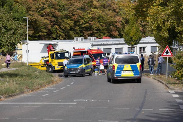 Emergency vehicle crashes into school container in Kreuzerfeld, Rottenburg am Neckar, on September 29, 2026, Emergency vehicle crashes into school container in Kreuzerfeld, Rottenburg am Neckar, September 29, 2026; police and emergency responders on the scene: DROFITSCH EIBNER Copyright: xEibner-Pressefoto DimitrixDrofitx EP_ddh
