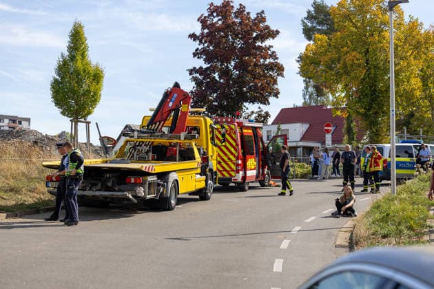 Emergency vehicle crashes into school container in Kreuzerfeld, Rottenburg am Neckar, on September 29, 2026, Emergency vehicle crashes into a school container in Kreuzerfeld, Rottenburg am Neckar, on September 29, 2026; tow truck arrives at DROFITSCH EIBNER Copyright: xEibner-Pressefoto DimitrixDrofitx EP_ddh