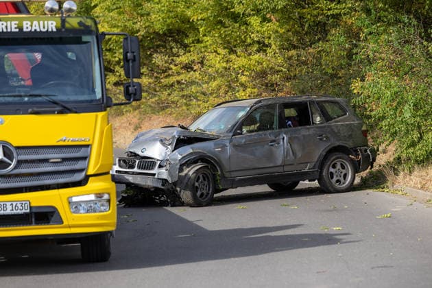 Emergency vehicle crashes into a school container in Kreuzerfeld, Rottenburg am Neckar, on September 29, 2026, Emergency vehicle crashes into school container in Kreuzerfeld, Rottenburg am Neckar, on September 29, 2026; tow truck pulls vehicle out of the bushes DROFITSCH EIBNER Copyright: xEibner-Pressefoto DimitrixDrofitx EP_ddh