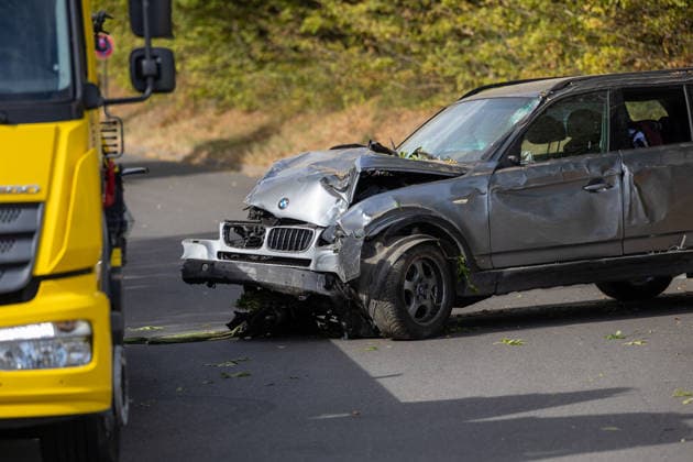 Emergency vehicle crashes into school container in Kreuzerfeld, Rottenburg am Neckar, on September 29, 2026, Emergency vehicle crashes into a school container in Kreuzerfeld, Rottenburg am Neckar, on September 29, 2026; BMW SUV damaged, pulled out of the bushes by DROFITSCH EIBNER Copyright: xEibner-Pressefoto DimitrixDrofitx EP_ddh