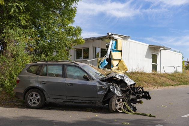 Emergency vehicle crashes into school container in Kreuzerfeld, Rottenburg am Neckar, on September 29, 2026, Emergency vehicle crashes into a school container in Kreuzerfeld, Rottenburg am Neckar, on September 29, 2026; BMW SUV damaged, pulled out of the bushes by DROFITSCH EIBNER Copyright: xEibner-Pressefoto DimitrixDrofitx EP_ddh
