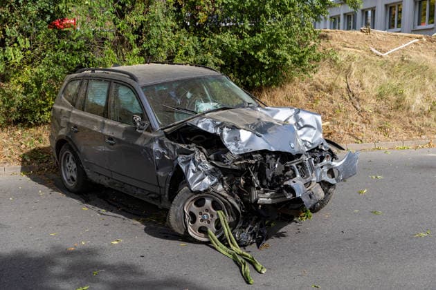 Emergency vehicle crashes into school container in Kreuzerfeld, Rottenburg am Neckar, on September 29, 2026, Emergency vehicle crashes into a school container in Kreuzerfeld, Rottenburg am Neckar, on September 29, 2026; BMW SUV damaged, pulled out of the bushes by DROFITSCH EIBNER Copyright: xEibner-Pressefoto DimitrixDrofitx EP_ddh