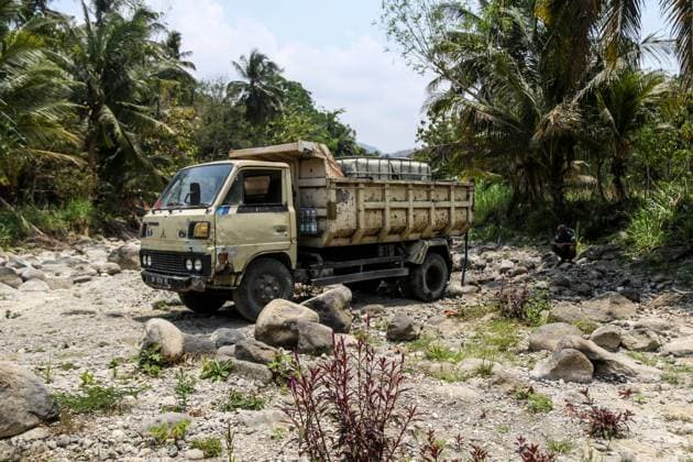 September 29, 2026, Kulon Progo, Indonesia: KULON PROGO, YOGYAKARTA, INDONESIA, SEPTEMBER 29, 2026: Residents pump water from the bottom of the Sawah Aking River into a truck-mounted tank in Pengasih, Kulon Progo, amid prolonged dry conditions. The Kulon Progo Regional Disaster Management Agency (BPBD) has extended its drought emergency alert through December 31, as authorities prepare for continued water shortages in affected communities. Kulon Progo Indonesia - ZUMAq101 20260929_zna_q101_066 Copyright: xIlhamxNurxArifinx
